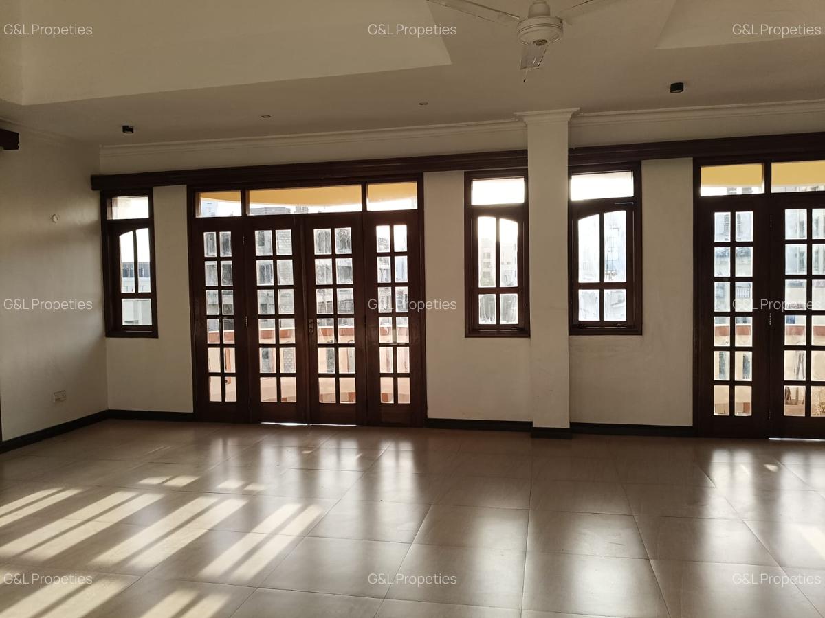 4 Bed Apartment with En Suite at Links Road - 5