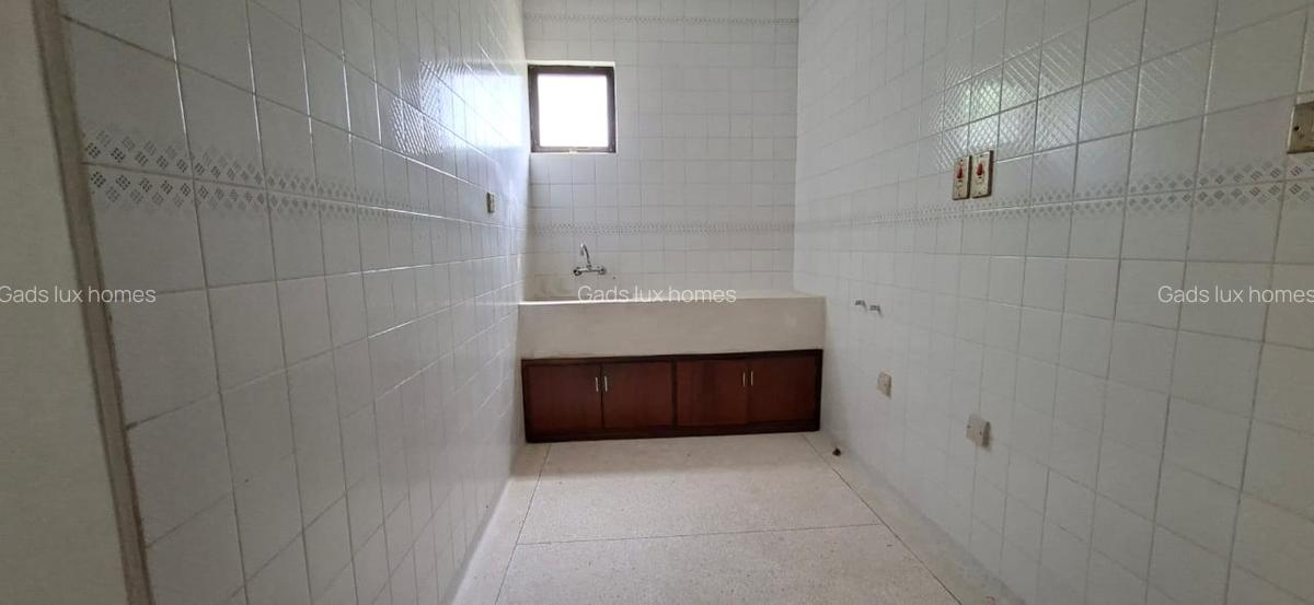 5 Bed Villa with En Suite at Muthaiga - 11