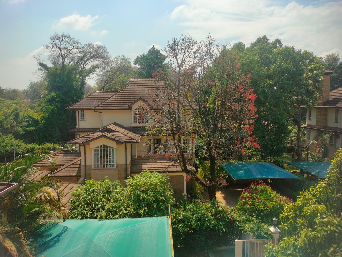 5 Bed Townhouse with Garden in Lavington - 1