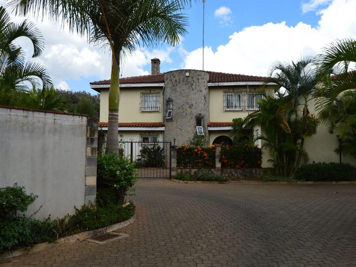 4 Bed Townhouse in Dennis Pritt - 2