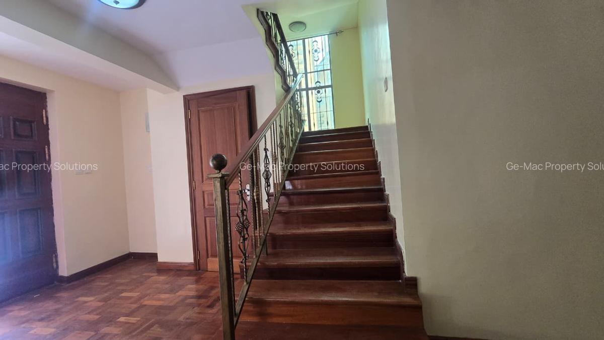 5 Bed House with En Suite in Lavington - 10