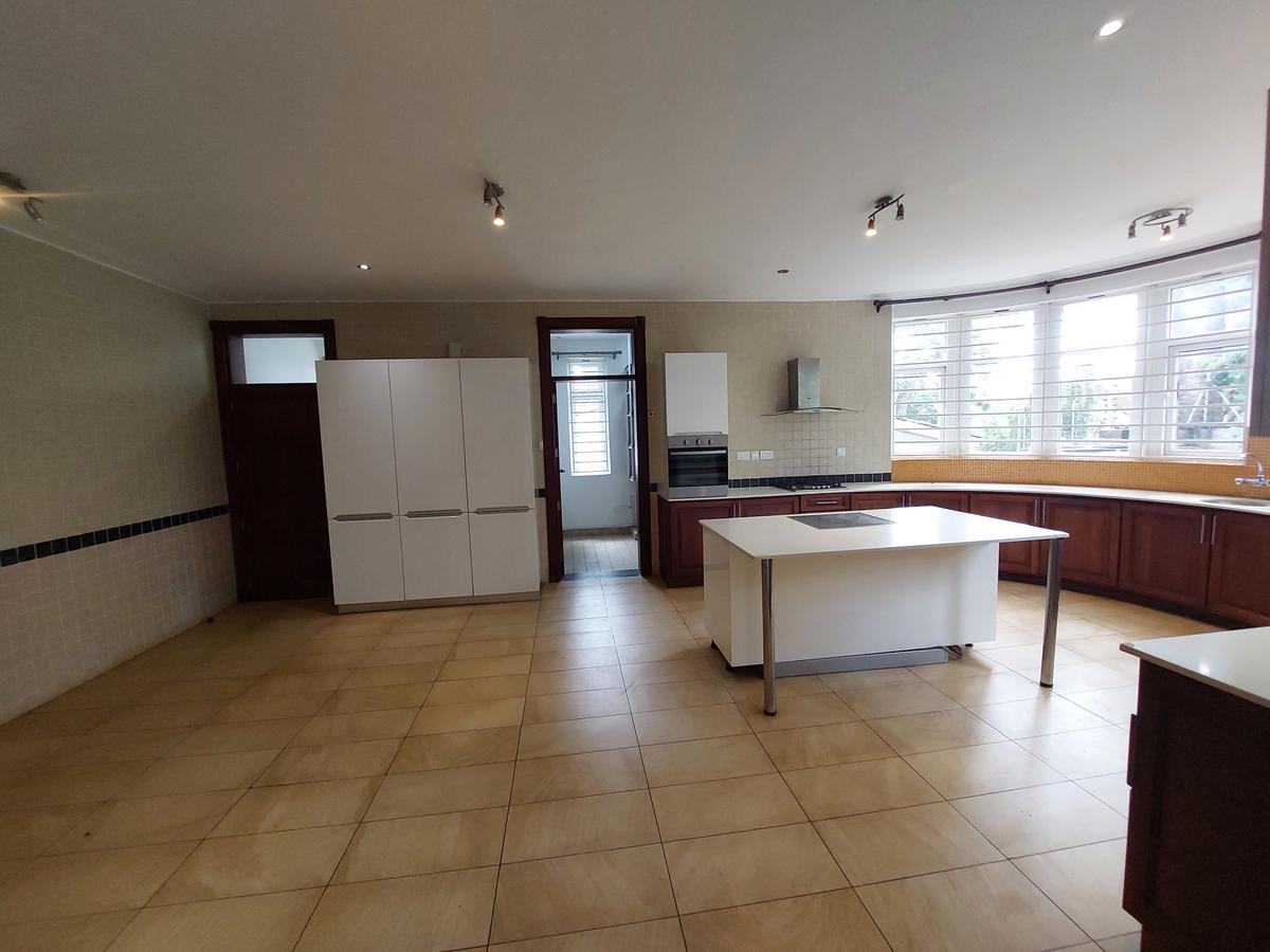 5 Bed House with En Suite at Rosslyn Road - 16