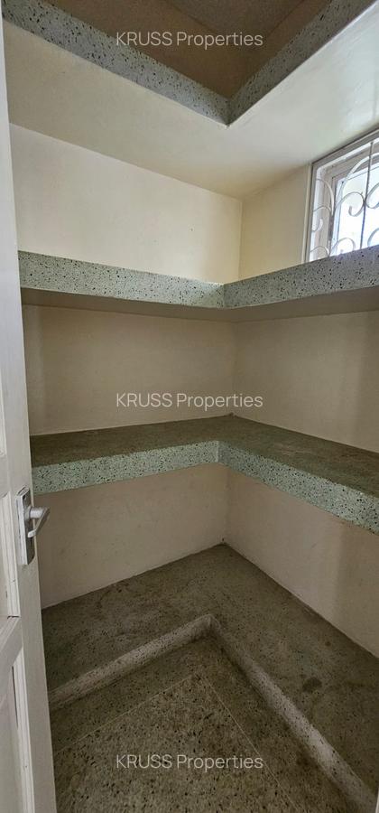4 Bed House with En Suite at Hr93 - 2