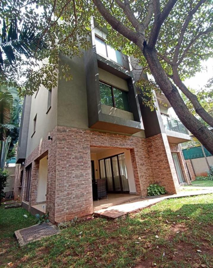 5 Bed House with En Suite in Lavington - 16