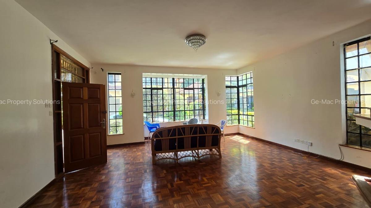 5 Bed House with En Suite in Lavington - 12