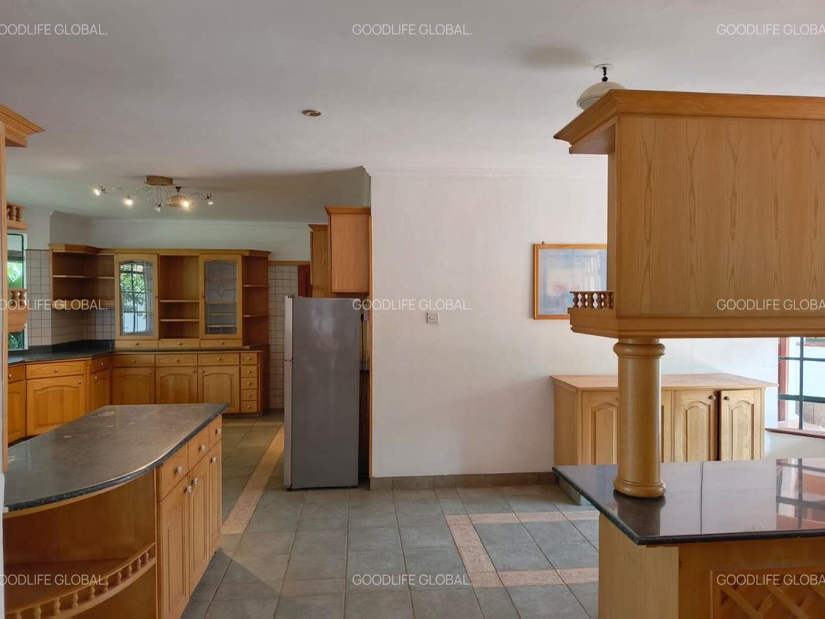 4 Bed House with En Suite at Ridgeways - 10