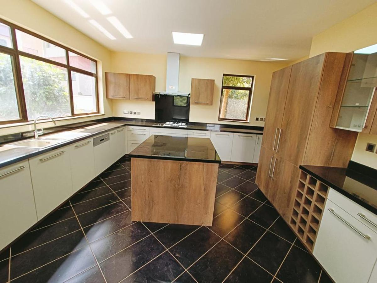 5 Bed House with En Suite in Lavington - 15