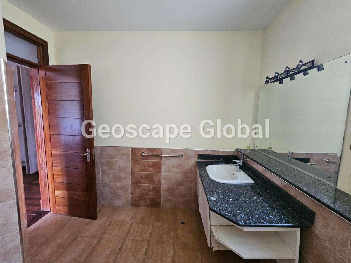 5 Bed House with En Suite in Runda - 12