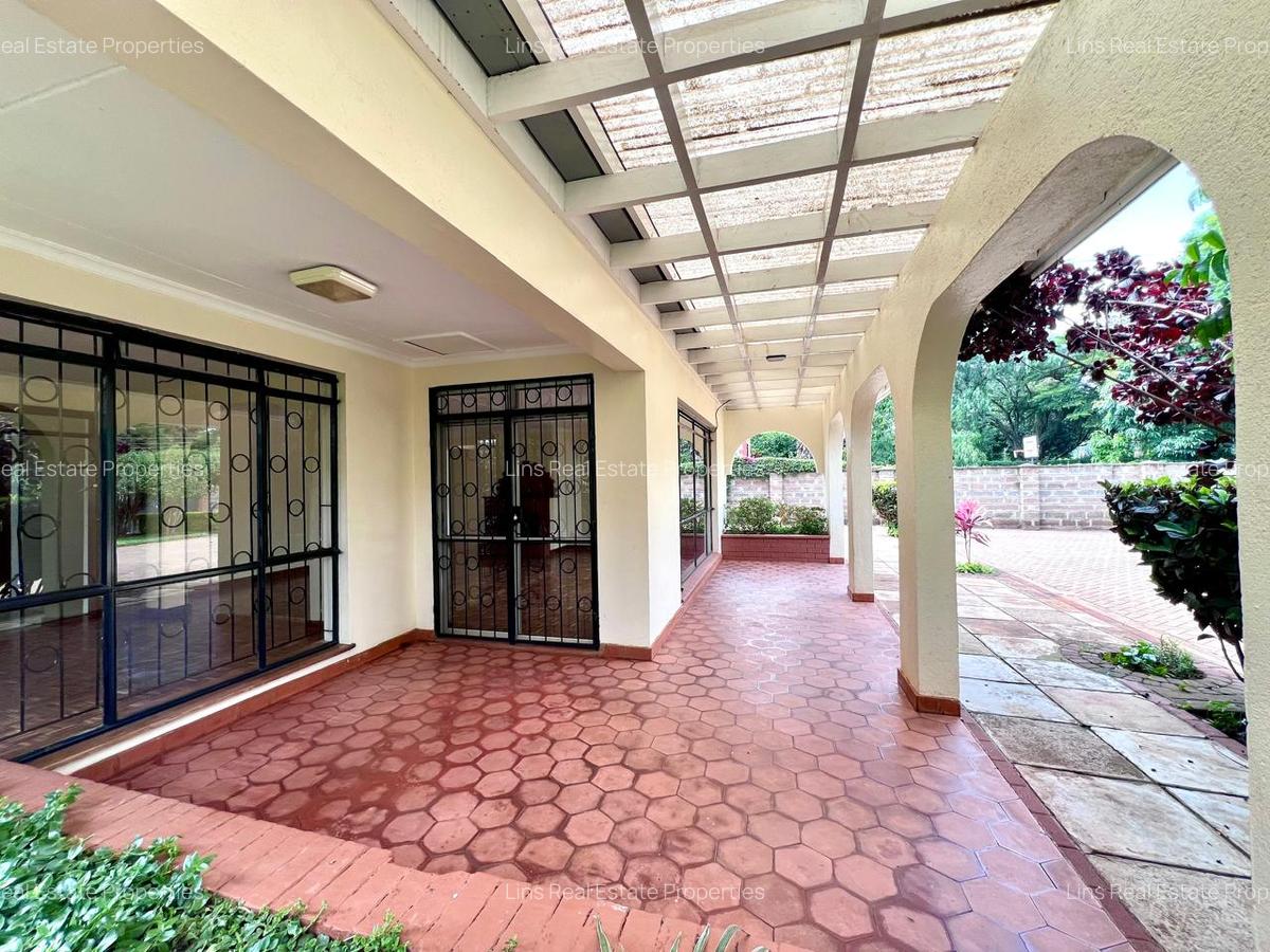 4 Bed House with En Suite in Mountain View - 4