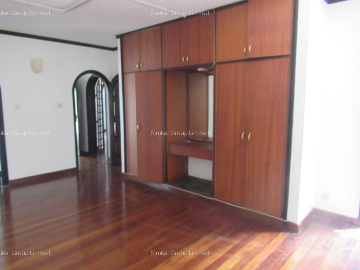 4 Bed Townhouse with En Suite at Riverside - 12