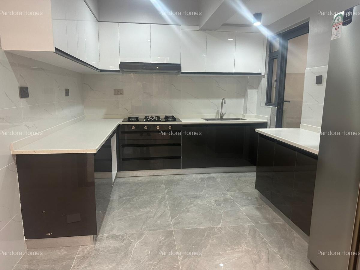 3 Bed Apartment with En Suite at - 4