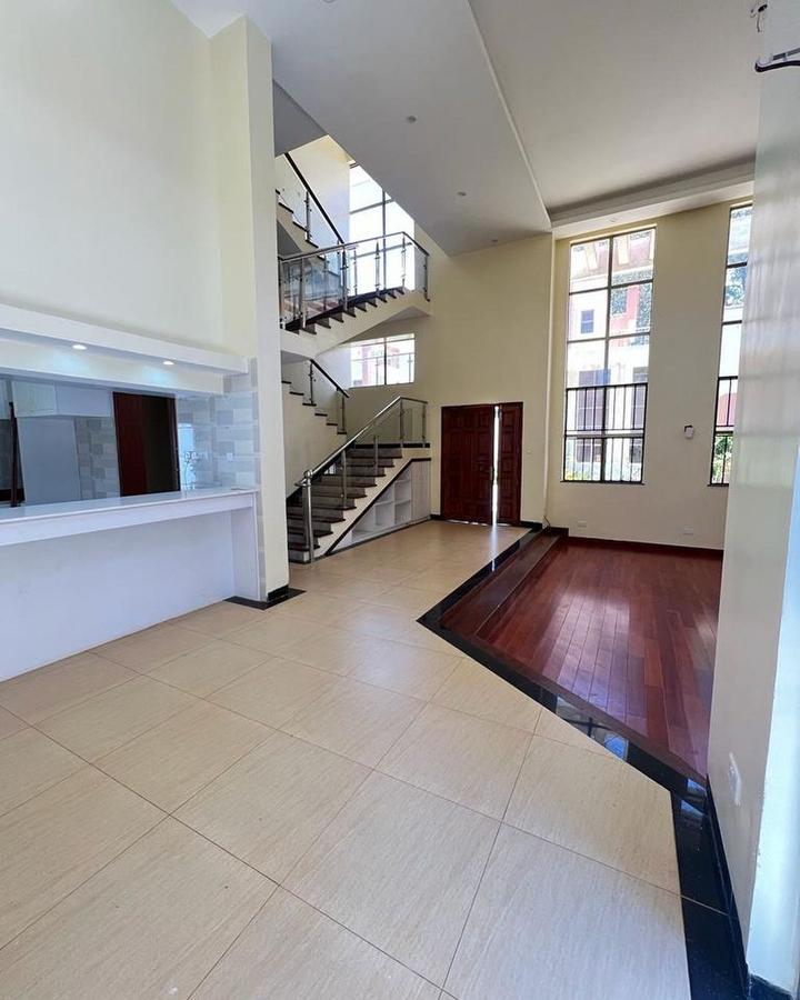 5 Bed Townhouse with En Suite in Lavington - 2