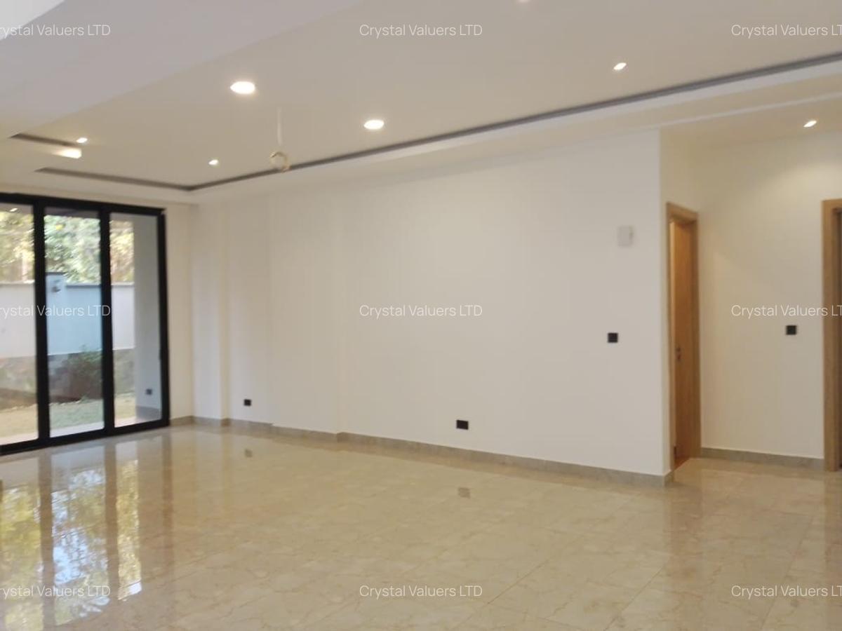 8 Bed Villa with En Suite in Spring Valley - 3