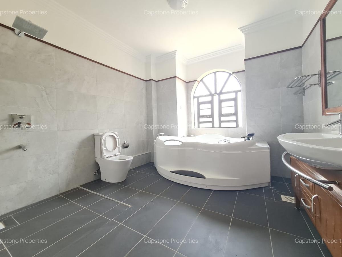 4 Bed Townhouse in Ridgeways - 13