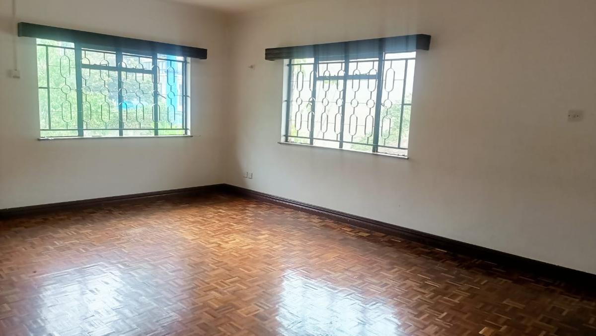 5 Bed House with En Suite in Lavington - 10