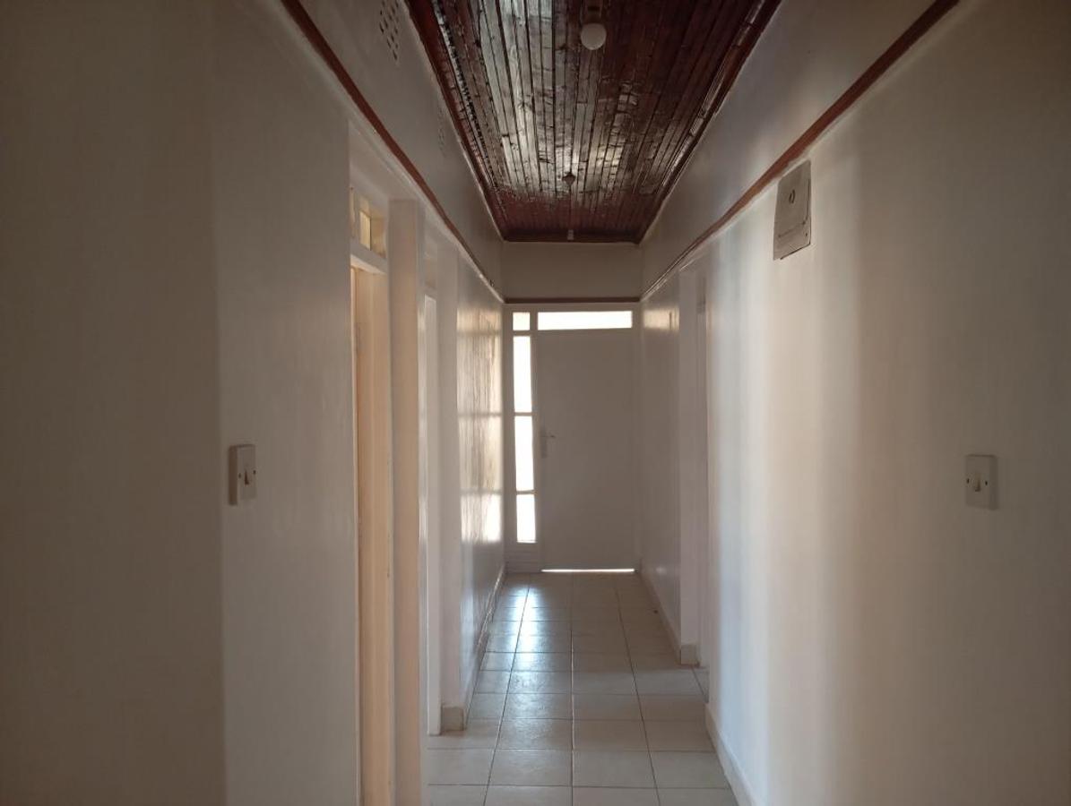 5 Bed House with En Suite at Mountain View - 3