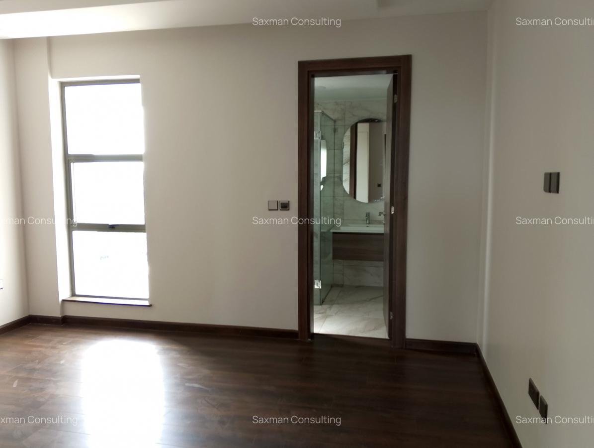 3 Bed Apartment with En Suite in Brookside - 10