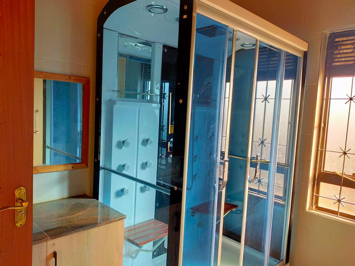 5 Bed House with En Suite in Runda - 9