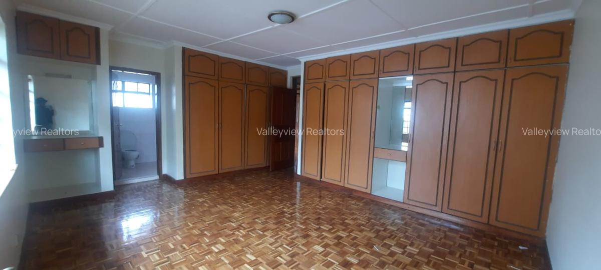 4 Bed Townhouse with En Suite at Lavington - 8