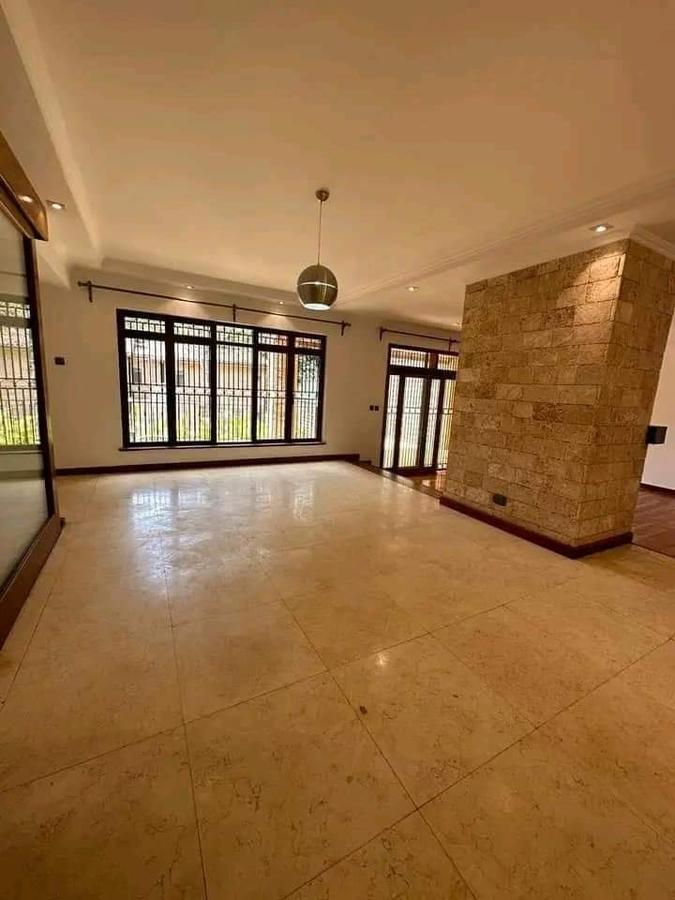 4 Bed Townhouse with En Suite at Lavington - 8