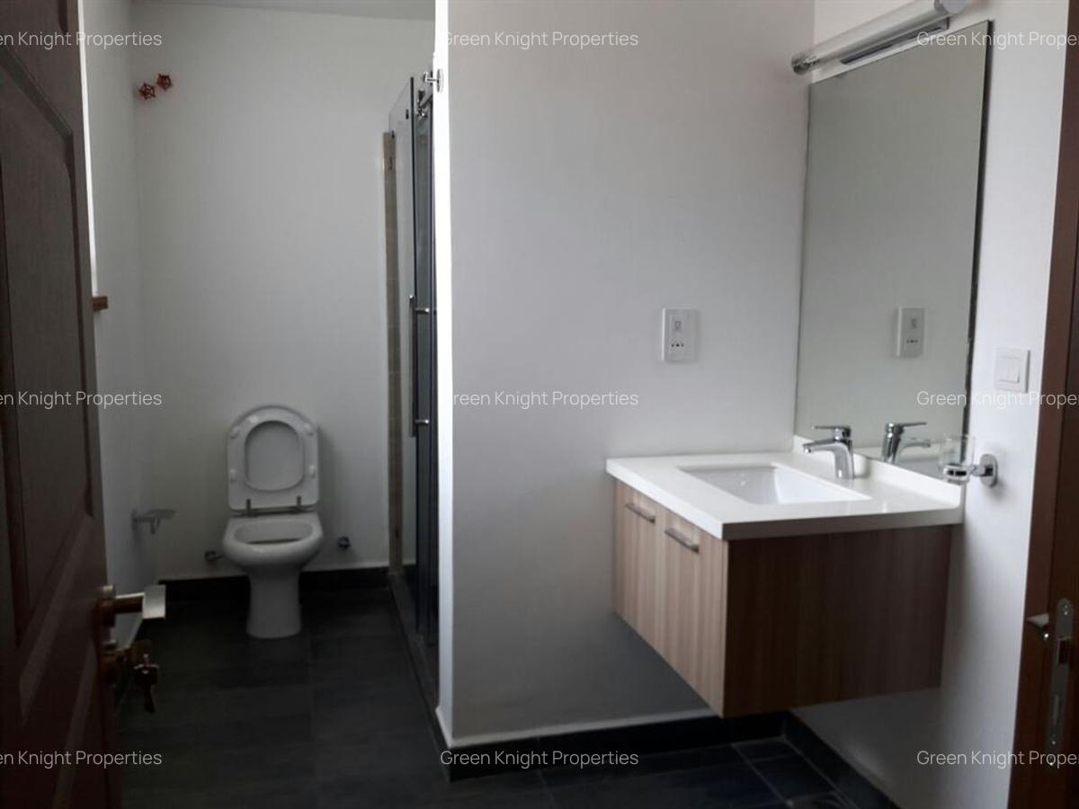 5 Bed House with En Suite in Lavington - 9