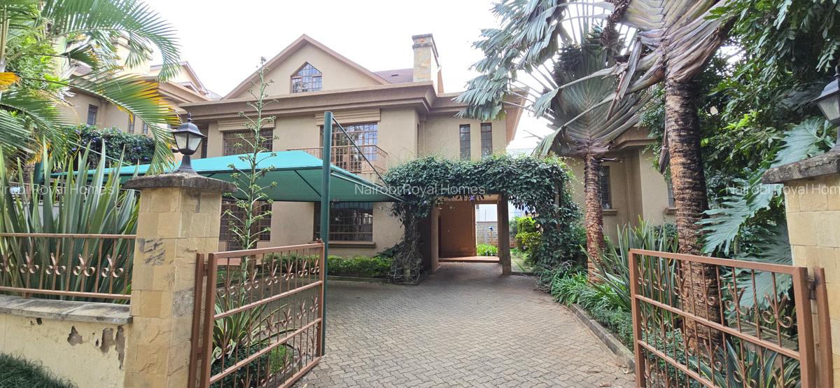 5 Bed Townhouse with En Suite at Lavington - 2