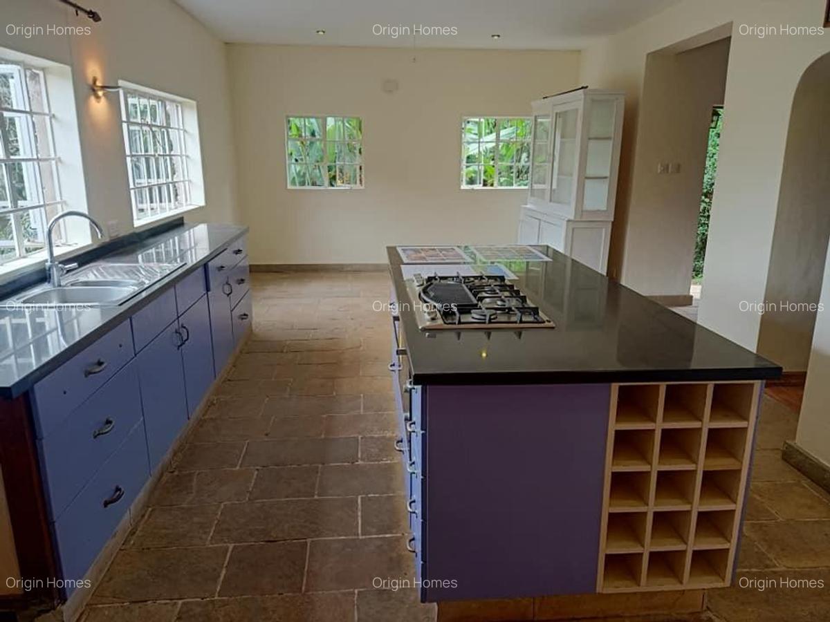 5 Bed House with En Suite in Ridgeways - 14