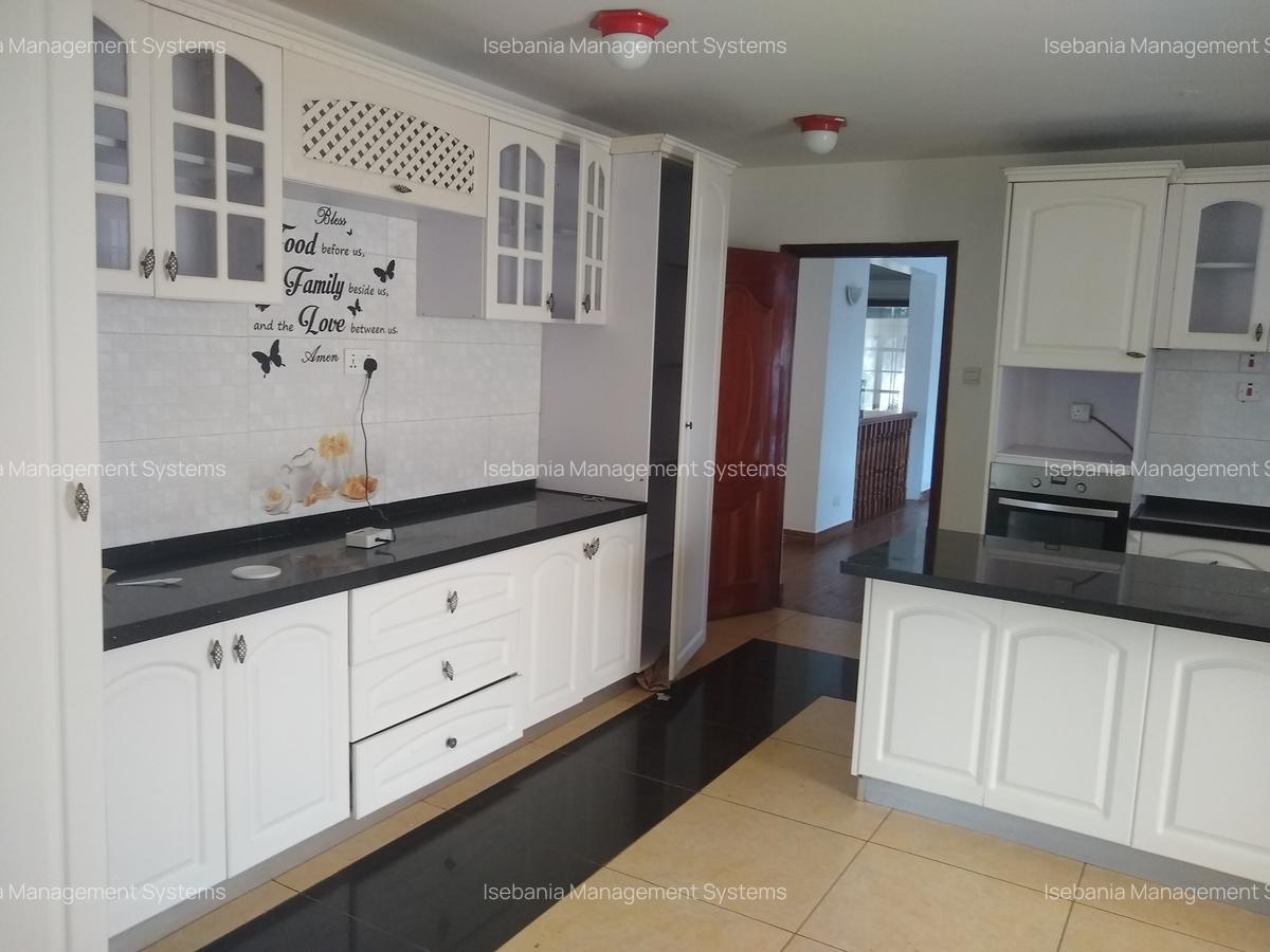 5 Bed House with En Suite at - 4