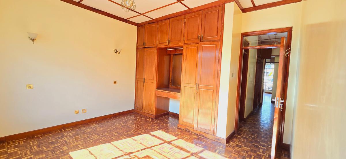 4 Bed Apartment with En Suite at Riverside Drive - 19