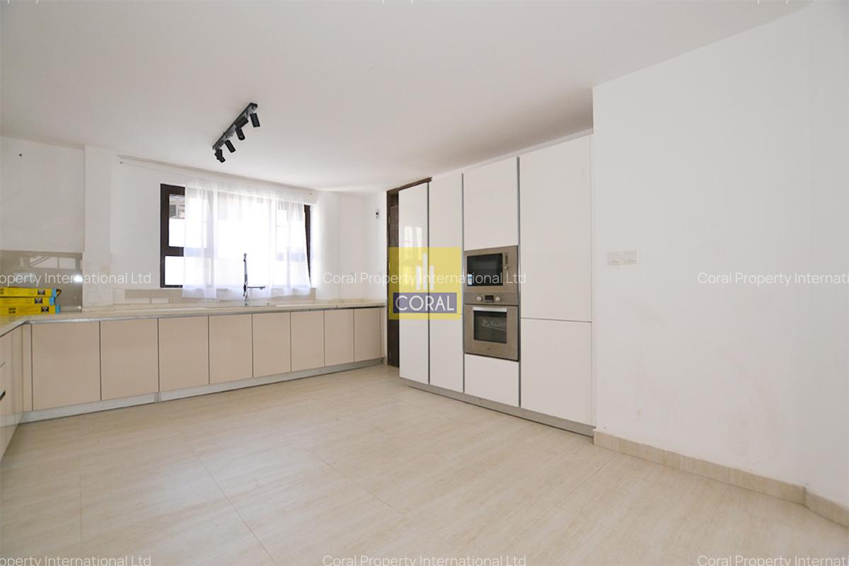 5 Bed Apartment with Swimming Pool in Riverside - 3
