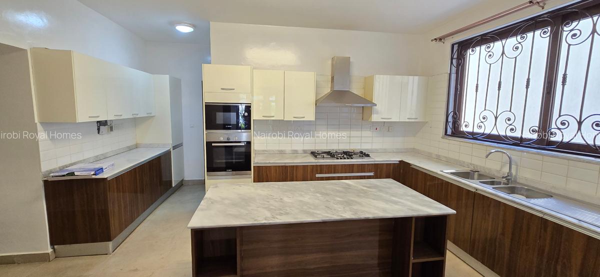 5 Bed House with En Suite at Lavington Green - 6