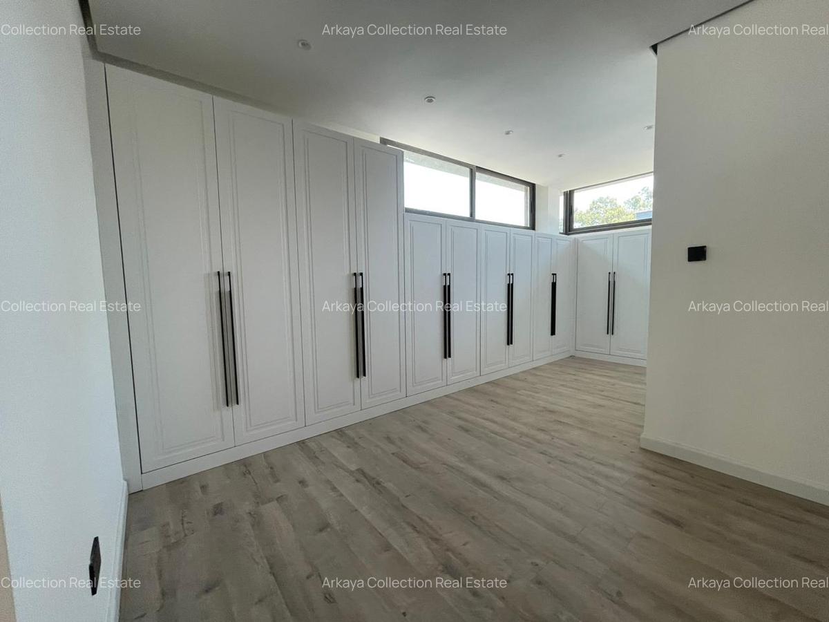 5 Bed Villa with En Suite in Lavington - 12