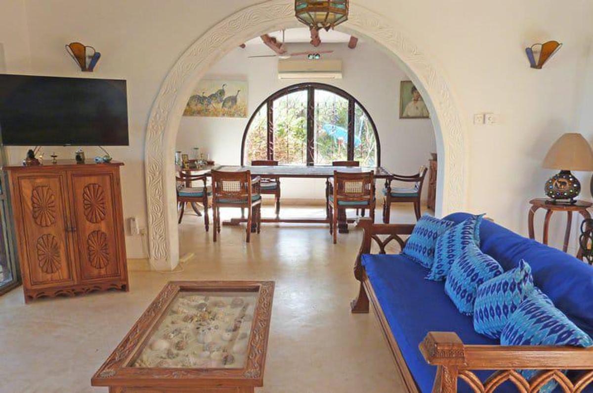 5 Bed Villa with En Suite at Paparemo - 13