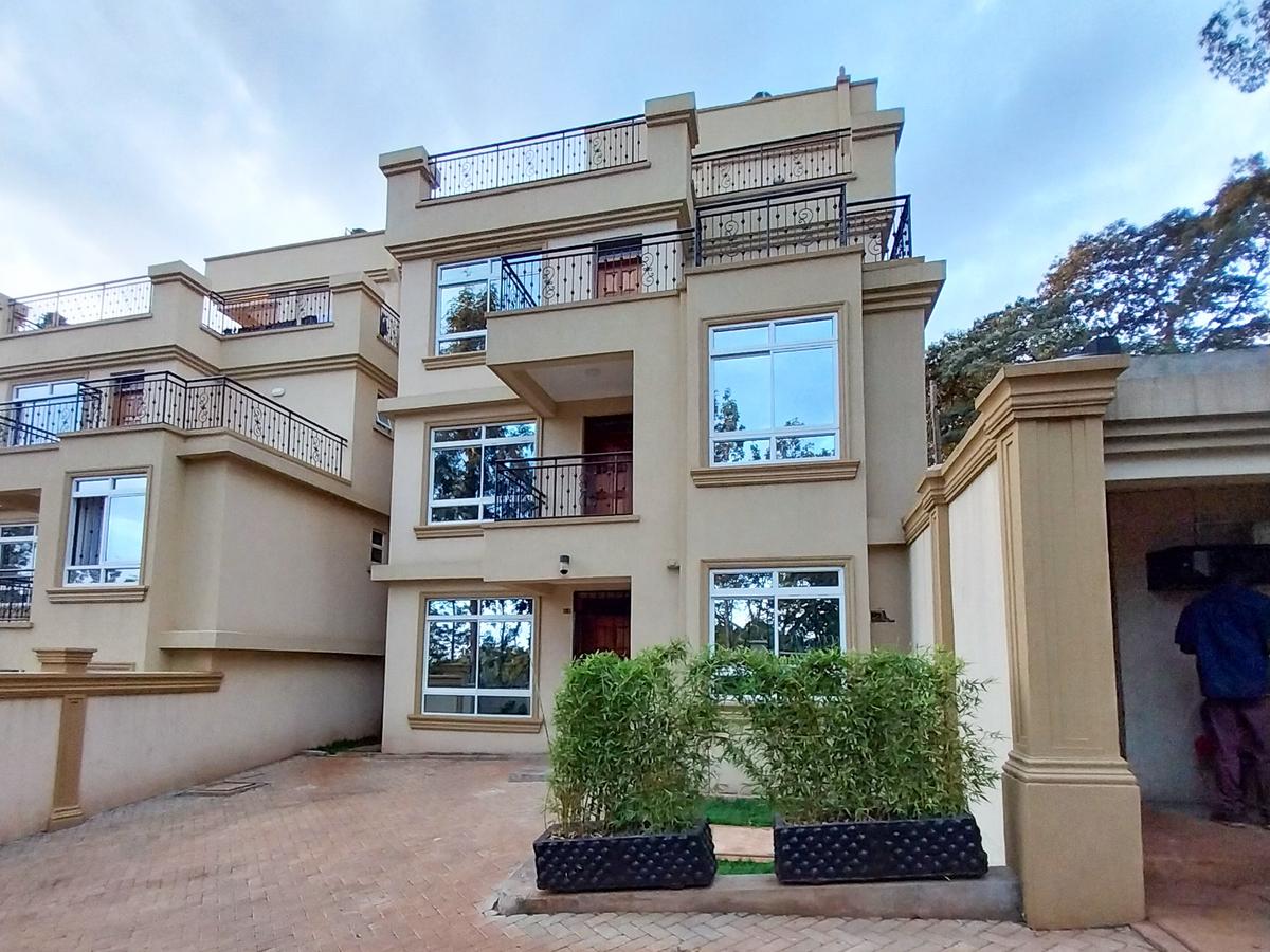 5 Bed Townhouse at Windsor Area - 1