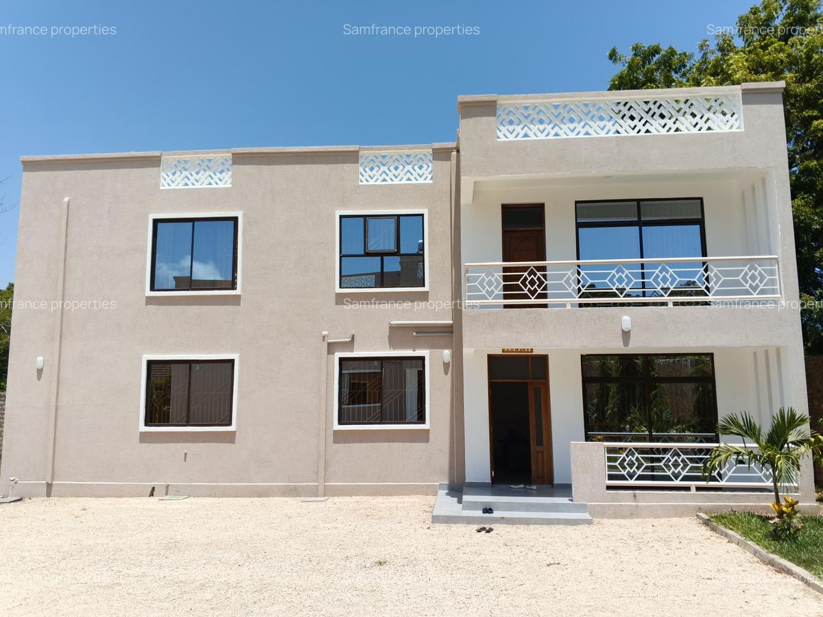 4 Bed Villa with En Suite at Beach Road - 1