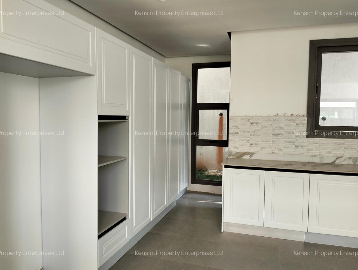 5 Bed Townhouse with En Suite in Lavington - 2