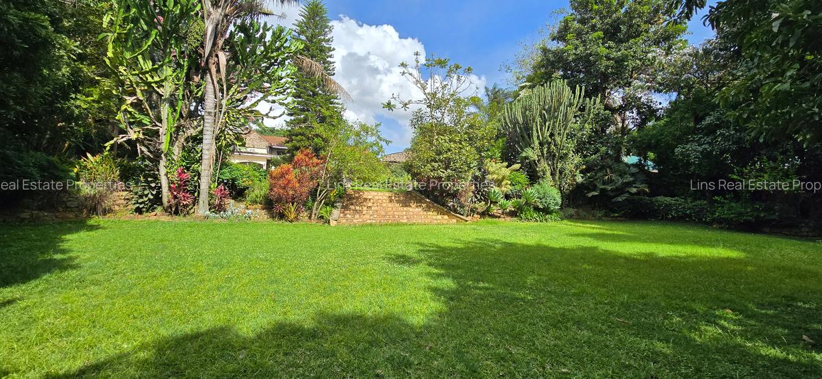 6 Bed House with En Suite in Lavington - 8