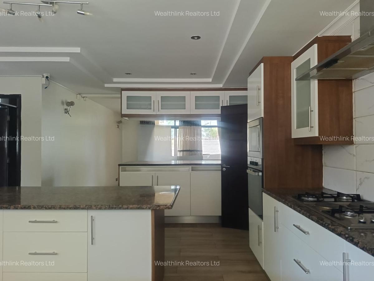 5 Bed Townhouse with En Suite at Lavington - 9