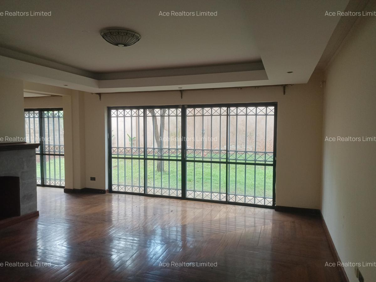 5 Bed Townhouse with En Suite at Lavington - 4