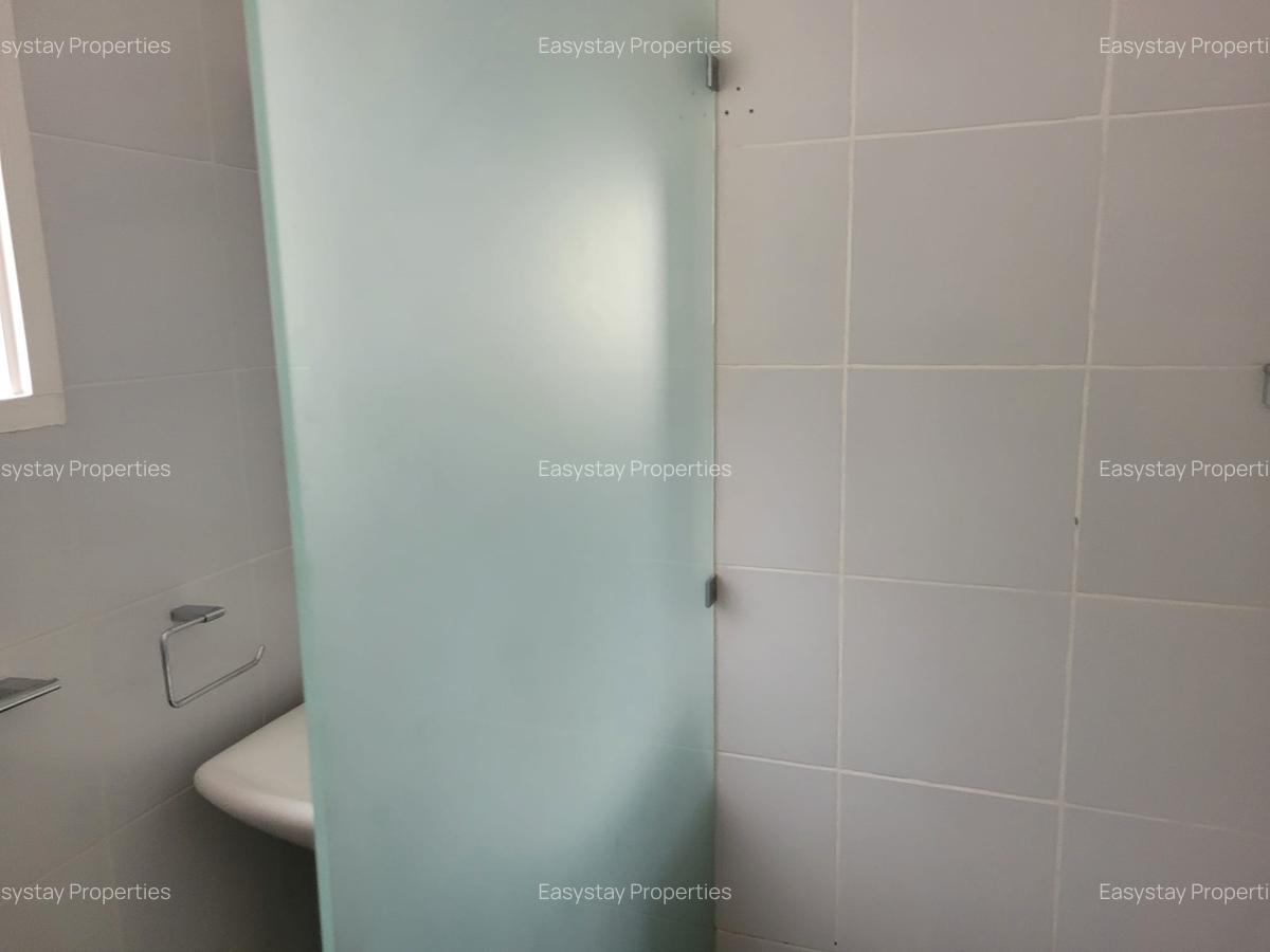 4 Bed House with En Suite in Hill View - 9