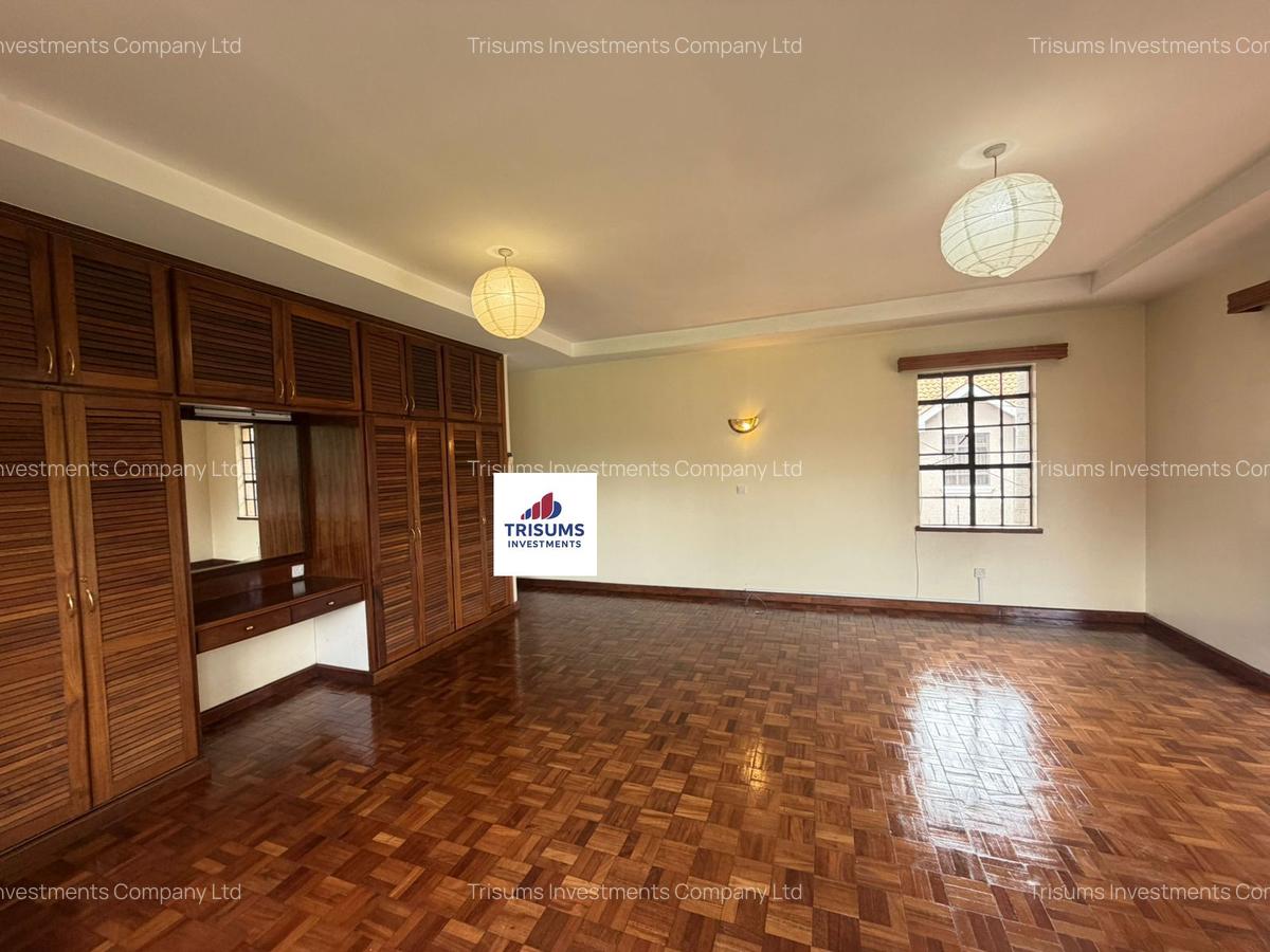 5 Bed House with En Suite in Runda - 11