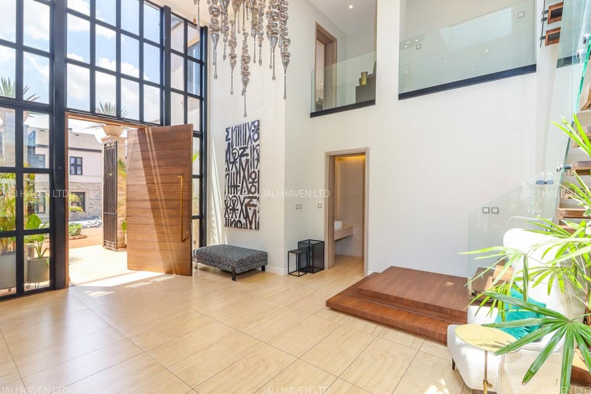 5 Bed Villa with En Suite in Runda - 3