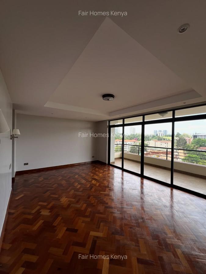 4 Bed Apartment with En Suite at Riverside Drive - 11