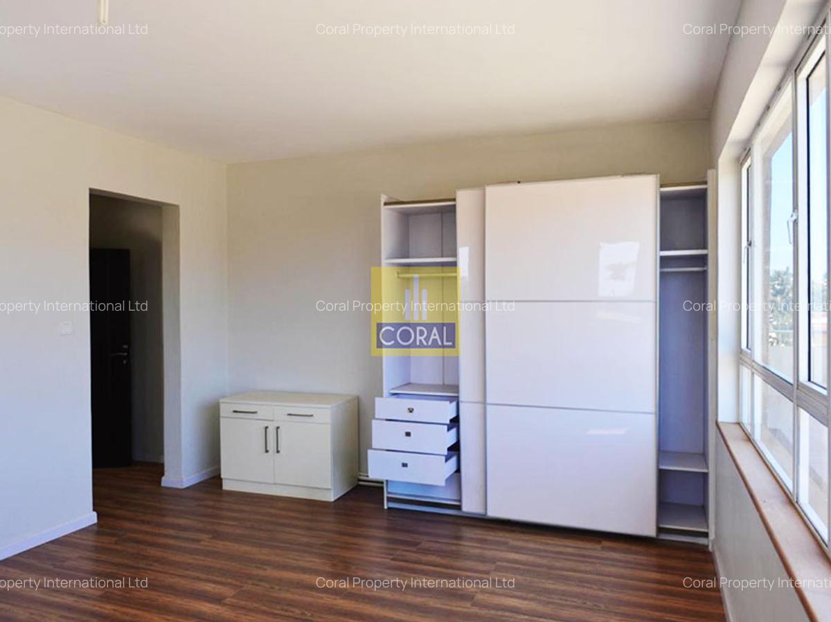 5 Bed Apartment with En Suite in Parklands - 8