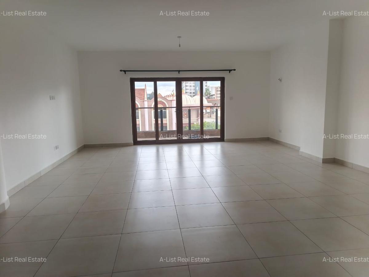 3 Bed Apartment with En Suite at 2Nd Avenue - 16