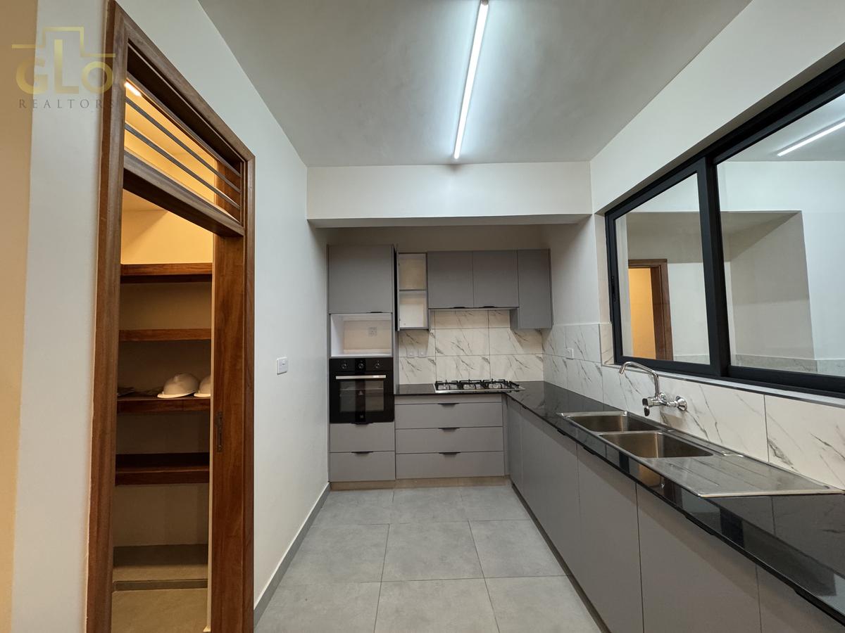 3 Bed Apartment with En Suite in Westlands Area - 10