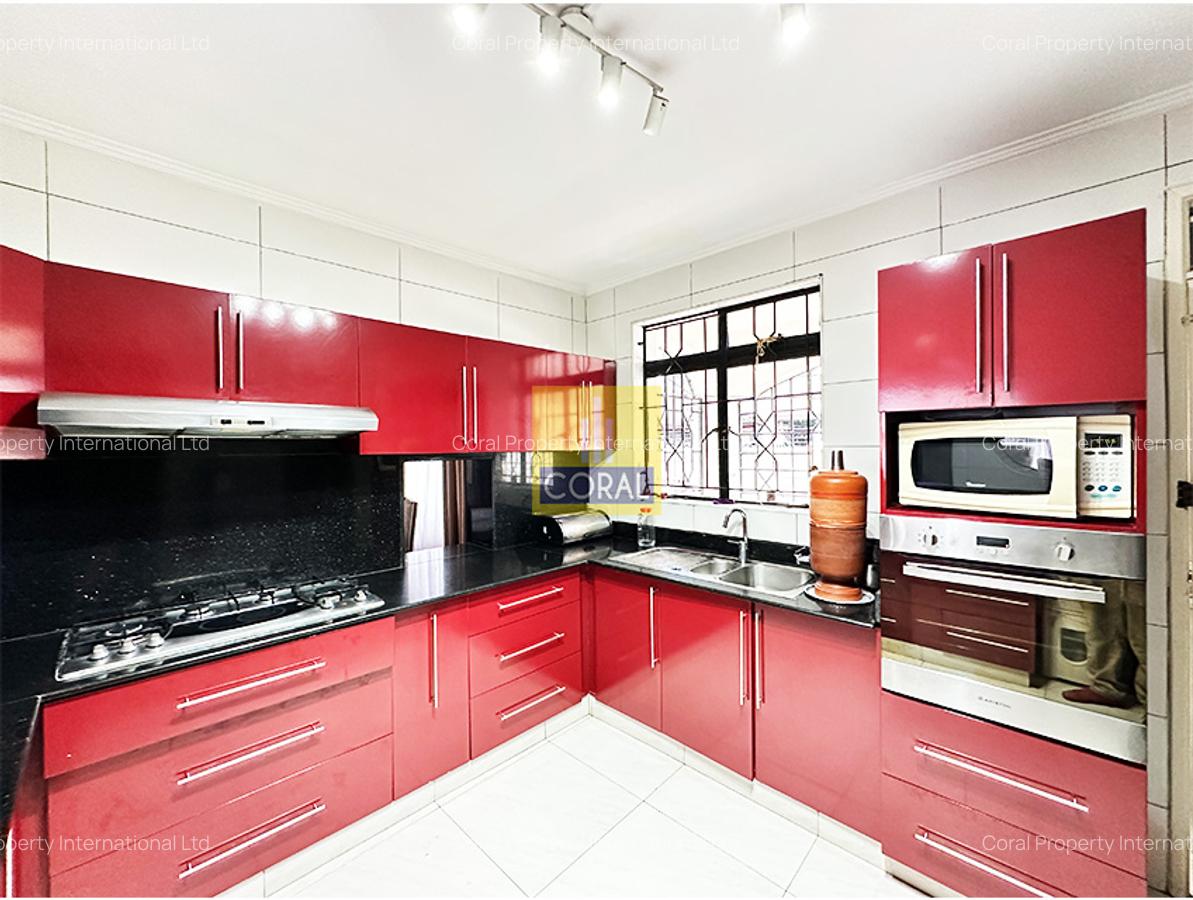 4 Bed Apartment in Riverside - 6