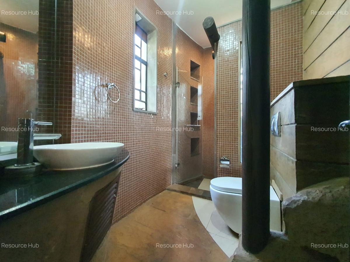 4 Bed House with En Suite at Lake View - 17