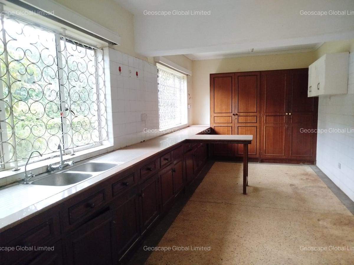 7 Bed House with En Suite in Lavington - 8