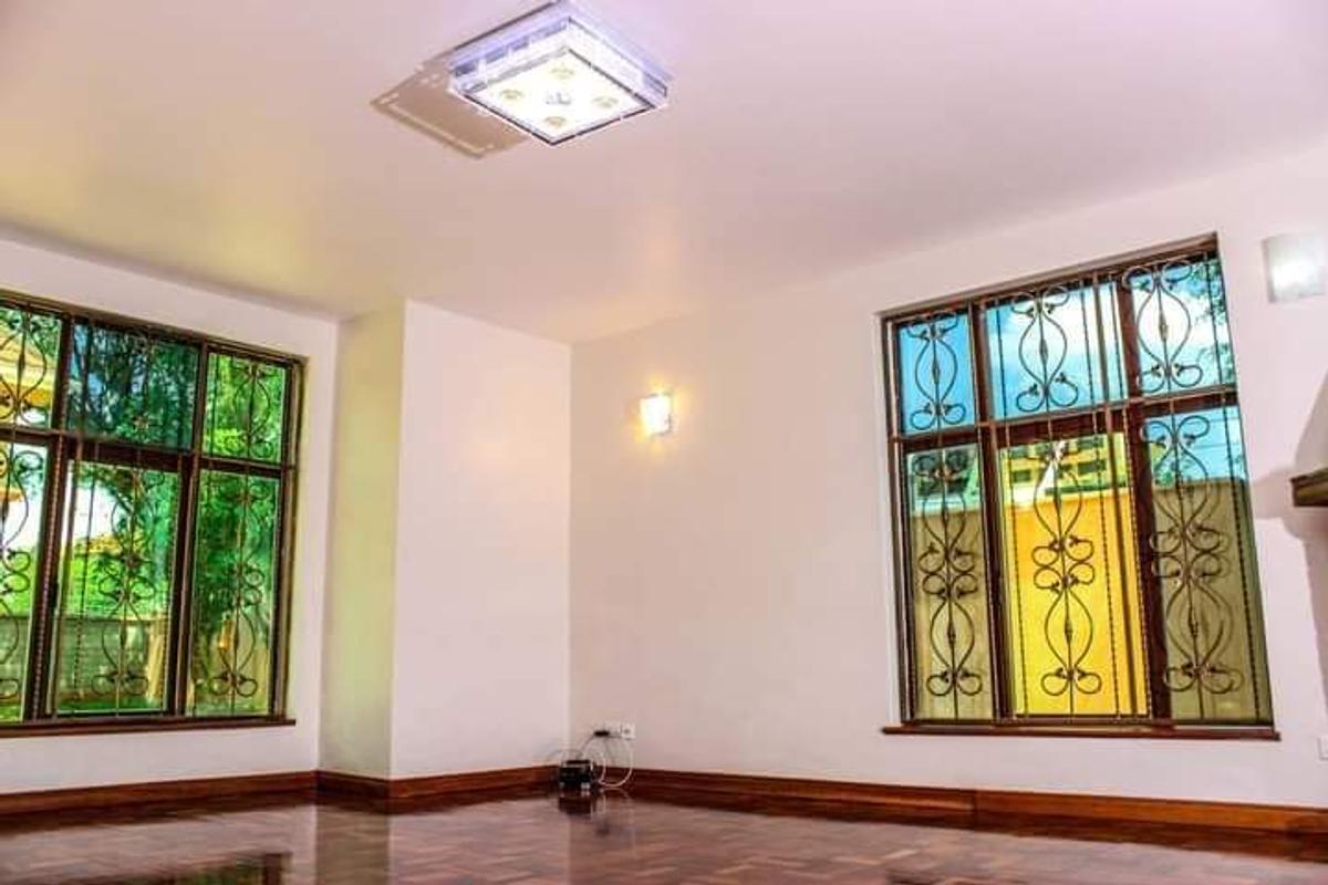 5 Bed Townhouse with En Suite at Lavington - 9